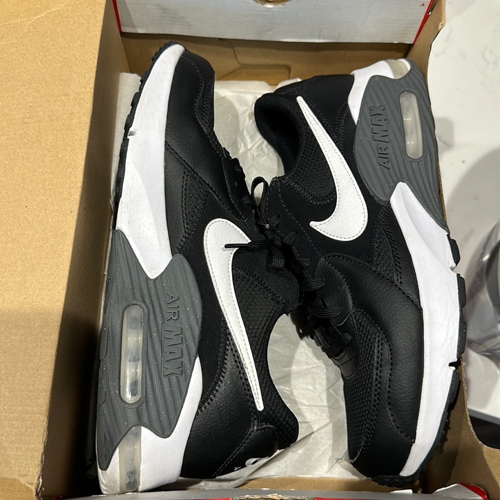 Nike women’s air max excee in black and white. Size 11